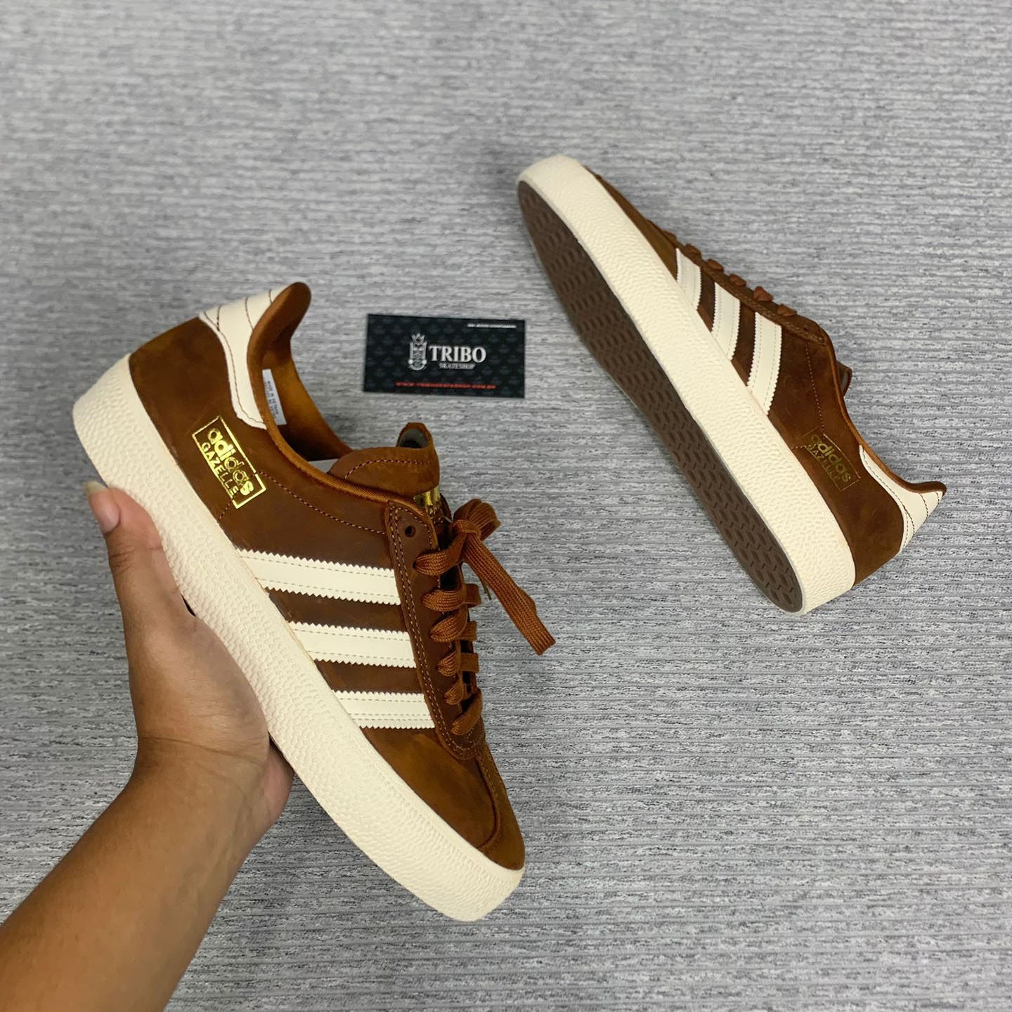 TENIS ADIDAS GAZELLE ADV MARROM/BRANCO